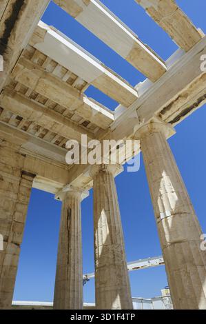 Fragment des Parthenon, eines archaischen Tempels auf der Akropolis von Athen, erbaut 438 v. Chr. Aufgenommen in Athen, Griechenland Stockfoto