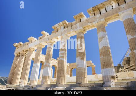 Fragment des Parthenon, eines archaischen Tempels auf der Akropolis von Athen, erbaut 438 v. Chr. Aufgenommen in Athen, Griechenland Stockfoto