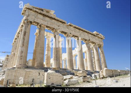 Fragment des Parthenon, eines archaischen Tempels auf der Akropolis von Athen, erbaut 438 v. Chr. Aufgenommen in Athen, Griechenland Stockfoto