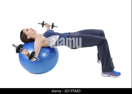 Junge Frau zeigt Startposition von Fitball Hantel Chest Fly&#39, s Workout, isoliert auf weiß Stockfoto