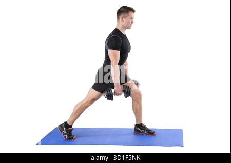 Der junge Mann zeigt die Startposition des Hantel Split-Squat Workouts, isoliert auf weiß Stockfoto