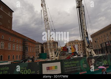 Schwere Maschinen und Kräne dominieren die Baustelle der U-Bahn-Linie C in Rom. Die Beschilderung lautet „ROMA SI TRASFORMA“ (Rom verändert sich). Stockfoto