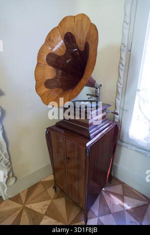 Altes Retro-Grammophon mit Hornlautsprecher zur Wiedergabe von Musik über Platten Stockfoto