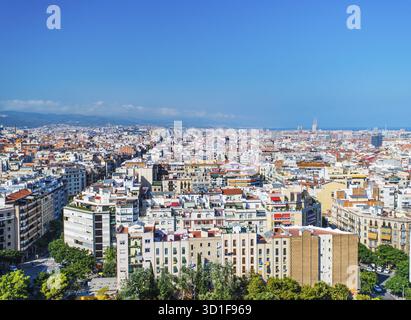 Blick von oben auf die Straßen und Häuser von Barcelona, Spanien Stockfoto