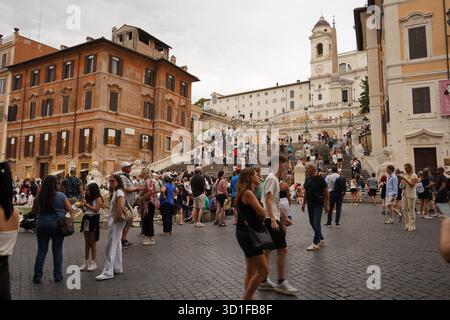Weite Aufnahme der Spanischen Treppe in der Ewigen Stadt an einem bewölkten Tag mit der Scalinata di Trinità dei Monti und den umliegenden historischen Gebäuden. Stockfoto