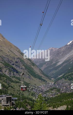 Seilbahnstation in den Schweizer Alpen - Matterhorn, Furi, Zermatt, Schweiz Stockfoto