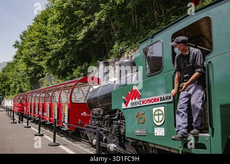 Zug von Rothorn nach Brienz am Bahnhof - die Brienz-Rothorn Bahn ist eine Zahnradbahn mit herrlichem Bergblick in der Schweiz Stockfoto