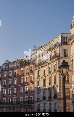 Traditionelle Pariser Wohngebäude im Montmartre-Viertel - Paris, Frankreich Stockfoto