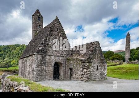St. Kevin Kirche und ehemaliger Klosterkomplex (6. Jahrhundert). Das Glendalough Valley liegt im Wicklow Mountains National Park in Irland. Stockfoto