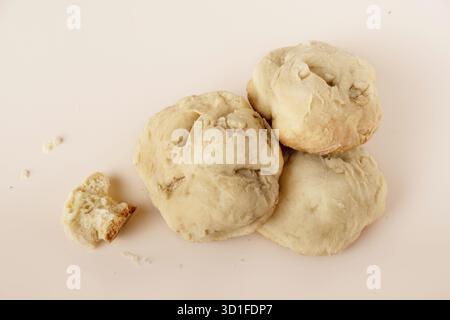 Ein Stapel hausgemachte Brötchen auf beigefarbenem Hintergrund Stockfoto