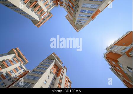 Brandneue, moderne Appartementgebäude, die von unten mit einem Fischaugenobjektiv aufgenommen wurden Stockfoto