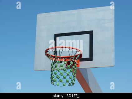 Basketballkorb von unten Basketballkorb von unten Stockfoto