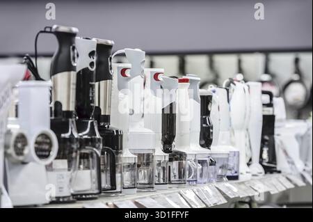 Reihe von Varieté-Mixern im Einzelhandelsregal, selektiver Fokus Stockfoto