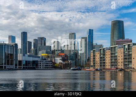 Ein Bild der modernen Apartments und Büros auf der Isle of Dogs und Canary Wharf vom Millwall Outer Dock aus gesehen. Stockfoto