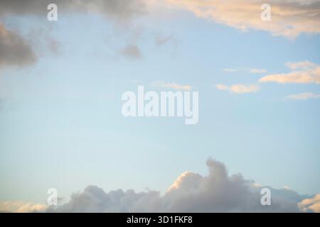 Wolken am Himmel als Rahmen, Sonnenuntergang Textur Hintergrund. Abstrakte Blautöne, Orange und Gelb. Echte hochauflösende Fotografie Stockfoto