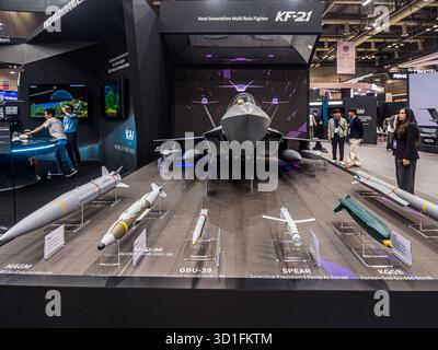 Goyang, Südkorea – 23. Oktober 2025: KAI KF-21 Multifunktionsjäger mit gesteuerter Bombe und Supersonic- und Hypersonic-Raketen auf der ADEX 2025 Stockfoto