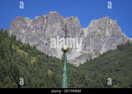 Kirchturm der Pfarrkirche Ischgl, hinter dem Seekoepfe, Verwallgruppe, Paznauntal, Ischgl, Tirol, Österreich Stockfoto
