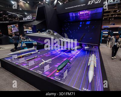 Goyang, Südkorea – 23. Oktober 2025: KAI KF-21 Multifunktionsjäger mit gesteuerter Bombe und Supersonic- und Hypersonic-Raketen auf der ADEX 2025 Stockfoto