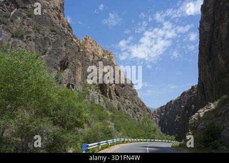 Straße durch eine enge Schlucht mit majestätischen Felswänden, Amaghu Schlucht vom Noravank Kloster, Noravank, Vayots Dzor Provinz, Vayots Dzor, Armenien, Kaukasus Stockfoto