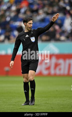 Schiedsrichter Dr. Matthias Joellenbeck Gesture PreZero Arena, Sinsheim, Baden-Württemberg, Deutschland Stockfoto