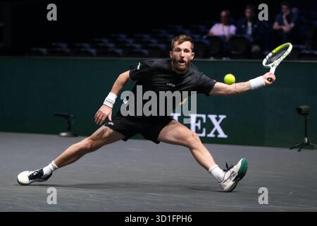 Nanterre, Hauts De Seine, Frankreich. November 2021. CORENTIN MOUTET (FRA) gibt den Ball an REILLY OPELKA (USA) zurück, während der ersten Runde des Rolex Paris Masters 1000 Turniers im La Defense Arena Stadium - Nanterre - Frankreich.Moutet gewann 3:6 7:5 6:1 (Credit Image: © Pierre Stevenin/ZUMA Press Wire) NUR REDAKTIONELLE VERWENDUNG! Nicht für kommerzielle ZWECKE! Stockfoto