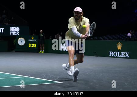 Nanterre, Hauts De Seine, Frankreich. November 2021. REILLY OPELKA (USA) gibt den Ball an CORENTIN MOUTET (FRA) zurück, während der ersten Runde des Rolex Paris Masters 1000 Turniers im La Defense Arena Stadium - Nanterre - Frankreich.Moutet gewann 3:6 7:5 6:1 (Credit Image: © Pierre Stevenin/ZUMA Press Wire) NUR REDAKTIONELLE VERWENDUNG! Nicht für kommerzielle ZWECKE! Stockfoto