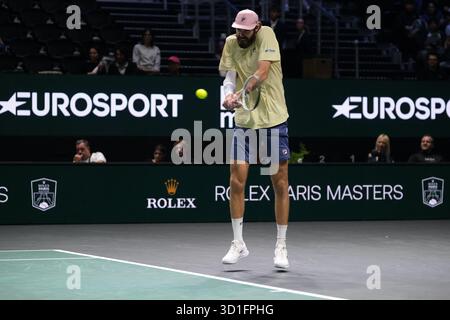 Nanterre, Hauts De Seine, Frankreich. November 2021. REILLY OPELKA (USA) gibt den Ball an CORENTIN MOUTET (FRA) zurück, während der ersten Runde des Rolex Paris Masters 1000 Turniers im La Defense Arena Stadium - Nanterre - Frankreich.Moutet gewann 3:6 7:5 6:1 (Credit Image: © Pierre Stevenin/ZUMA Press Wire) NUR REDAKTIONELLE VERWENDUNG! Nicht für kommerzielle ZWECKE! Stockfoto