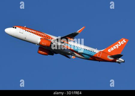 EASYJET HOLIDAY AIRBUS A320-200(S) G-EZOA, ABFAHRT GATWICK IN DIE SONNE. Stockfoto