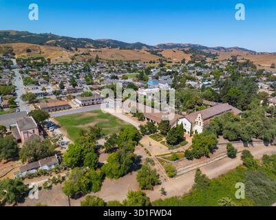 Mission San Juan Bautista aus der Vogelperspektive an der 406 2nd Street im historischen Stadtzentrum von San Juan Bautista, San Benito County, Kalifornien, USA. Stockfoto