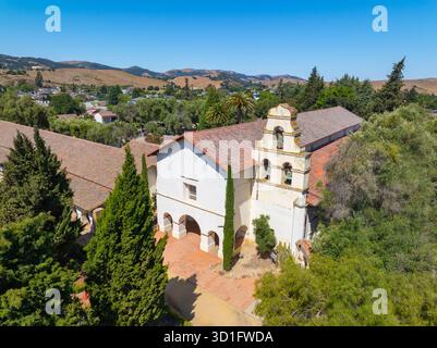 Mission San Juan Bautista aus der Vogelperspektive an der 406 2nd Street im historischen Stadtzentrum von San Juan Bautista, San Benito County, Kalifornien, USA. Stockfoto