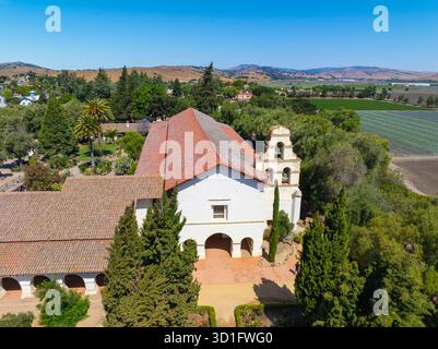 Mission San Juan Bautista aus der Vogelperspektive an der 406 2nd Street im historischen Stadtzentrum von San Juan Bautista, San Benito County, Kalifornien, USA. Stockfoto