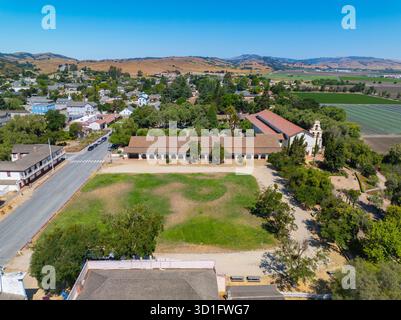 Mission San Juan Bautista aus der Vogelperspektive an der 406 2nd Street im historischen Stadtzentrum von San Juan Bautista, San Benito County, Kalifornien, USA. Stockfoto