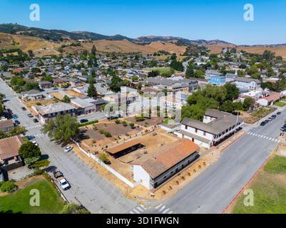 San Juan Bautista State Historic Park aus der Vogelperspektive im historischen Stadtzentrum von San Juan Bautista, San Benito County, Kalifornien, USA. Stockfoto