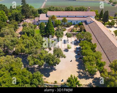 Mission San Juan Bautista aus der Vogelperspektive an der 406 2nd Street im historischen Stadtzentrum von San Juan Bautista, San Benito County, Kalifornien, USA. Stockfoto