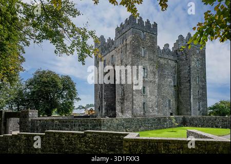 Bunratty Castle – ein großes Turmhaus aus dem 15. Jahrhundert in County Clare, Irland. Stockfoto