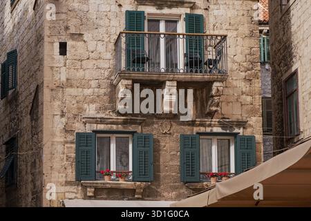 Traditionelle Steinhäuser mit Balkonen in Brace Radic Square - Split, Kroatien Stockfoto