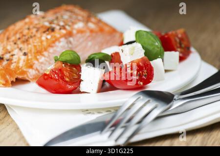Gegrillter Lachs und griechischer Salat Stockfoto
