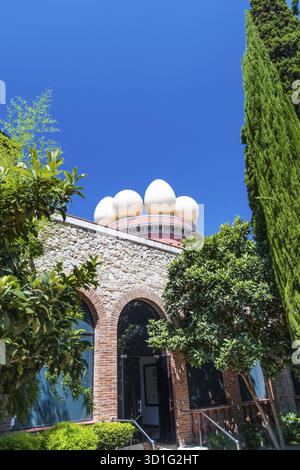 FIGUERES, SPANIEN - 15. JULI: DALI-Museum in Figueres, Spanien am 15. Juli 2012. Das Museum wurde am 28. September 1974 eröffnet und beherbergt die größte Sammlung von W Stockfoto