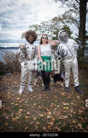 Raumfahrer, ein Erdmädchen und ihre Hunde bei der Halloween Dog Parade in Croton auf Hudson, Westchester, New York Stockfoto