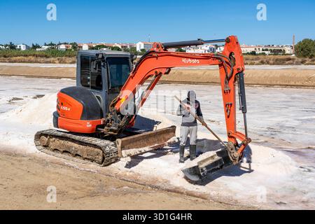 Salzproduktion an der Algarve in Portugal werden hier 95 Prozent des portugiesischen Meersalzes produziert, Salinen in der Nähe von Tavira, Stockfoto