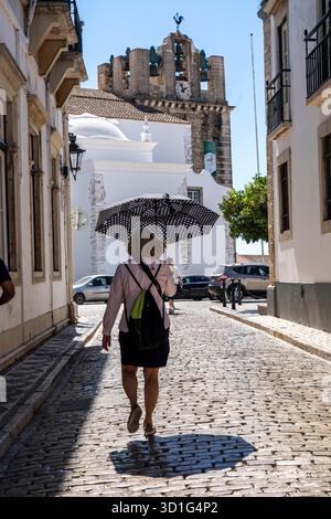 Altstadtstraße in Faro, Blick auf die Kathedrale von Faro, Algarve, Portugal Stockfoto