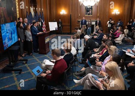 Der Sprecher des Repräsentantenhauses der Vereinigten Staaten Mike Johnson (Republikaner von Louisiana) hält am Donnerstag, den 28. Oktober, eine Pressekonferenz im US-Kapitol in Washington, DC, USA, ab. 2025.Sprecher Johnson feiert den 28. Tag der Abschaltung der US-Regierung . Anrede: Andrew Thomas/CNP /MediaPunch Stockfoto