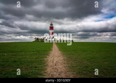 Happisburgh Lighthouse unter dramatischem bewölktem Himmel Stockfoto