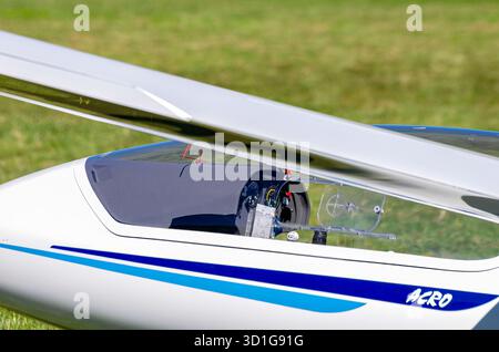Blick in das Cockpit eines Segelflugzeugs beim Fliegerbergfest des Rossfeld Air Sports Clubs auf Rossfeld in Metzingen-Glems, Baden-Württemberg. Stockfoto