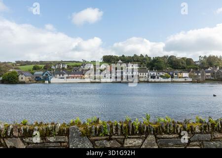 Blick über den Hafen von Glandore im Fischerdorf Union Hall (Bréantrá) in County Cork im Südwesten Irlands. Stockfoto