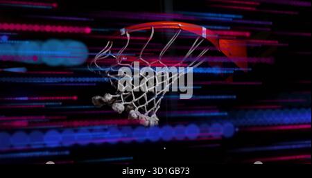 Mit Basketballkorb-Rand und ausgefranstem Netz, das im dunklen Fitnessstudio leuchtet, mit rot-blauen Lichtstreifen Stockfoto