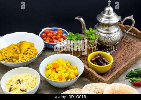 Tisch mit typisch marokkanischem Essen und Pfefferminztee Stockfoto