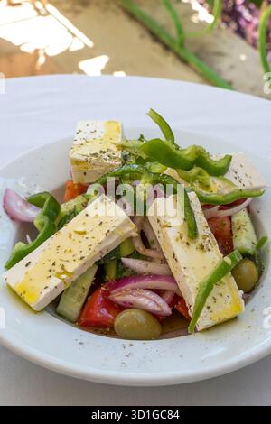 Teller mit griechischem Salat auf der Restaurantterrasse Stockfoto
