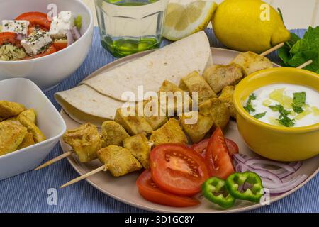 Hühnersouvlaki mit griechischem Salat und Tzatziki-Sauce Stockfoto