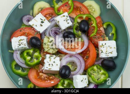 Teller mit griechischem Salat Stockfoto